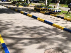 Желто-синие бордюры появились в одном из дворов Волгодонска