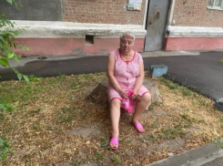 Просидевшую больше суток на лавочке пожилую волгодончанку доставили домой