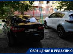 Детскую площадку на Горького в Волгодонске водители превратили в парковку 