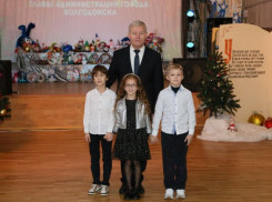 Одаренных волгодонцев с наступающим Новым годом поздравил глава администрации Сергей Макаров 