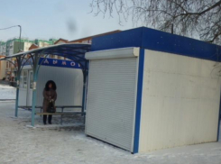Опасный ледяной каток на остановке «организовали» продавцы табачной продукции в Волгодонске