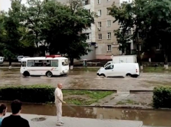 Улица Энтузиастов плывет после ливневого дождя