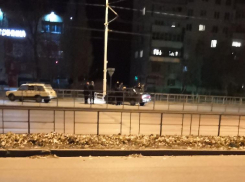 Таксист на ВАЗе въехал в столб на проспекте Строителей 
