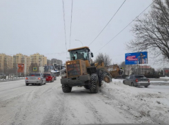 Вторые сутки без остановки коммунальные службы чистят дороги Волгодонска от снега