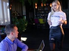 Познавательный стриптиз устроила блондинка в центре города