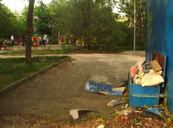 Подозрительные мешки лежат рядом с детской площадкой в Волгодонске, - читатель