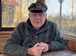 «Желаю каждой настоящего защитника»: Олег Пахолков поздравил женщин с 8 марта