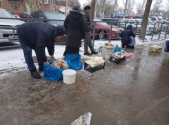 Забор и снег не помеха: продукты продают с мокрого и грязного асфальта на Морской в Волгодонске 