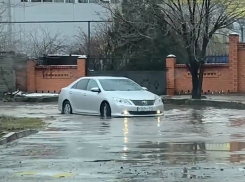 Огромная лужа образовалась на БВП после таяния снега