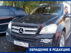 Владелец «Мерседеса» устроил ежедневную парковку на газоне в одном из дворов Волгодонска