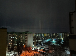 Пугающие и необычные световые столбы появились в небе над Волгодонском