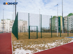 «Со шлангочками бегать?»: в новой «Юноне» на В-9 газоны на спортивных объектах остались без автоматического полива