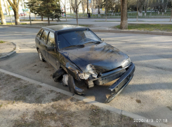 Водитель снес ограждение на улице Ленина в Волгодонске 