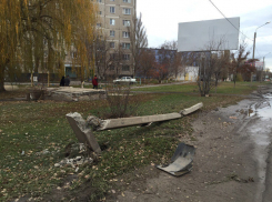 Водитель ВАЗ-21099 снес опору ЛЭП на Степной в Волгодонске