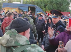 «Мы гордимся вами»: в Цимлянске мобилизованных торжественно проводили на защиту Родины
