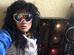 Эпатажный танцор из Волгодонска вышел покорять улицы города своим танцем в стиле диско