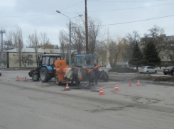 На дорогах Волгодонска начался ямочный ремонт 