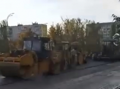 «Так уходят наши деньги»: асфальт на Курчатова начали укладывать сразу после дождя