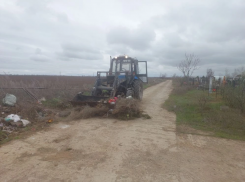 К немедленной уборке мусора приступили коммунальщики на волгодонских кладбищах