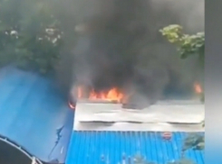 Пожар в летнем кафе в Волгодонске попал на видео