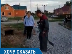Жители бульвара Роз засыпали палисадник щебенкой, чтобы сделать проезд к нашей дороге, - волгодонцы два месяца ведут борьбу за бетонную дорогу