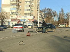 Две иномарки столкнулись в Волгодонске на улице Морской