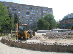В Волгодонске на площади Победы восстанавливают заброшенный фонтан