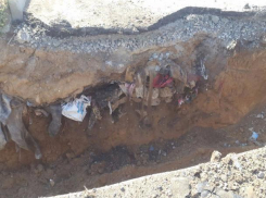 Ростовские строители разрыли новую дорогу к детскому саду в Красном Яру из-за подземной свалки