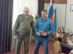 Искупил ошибки прошлого: бывшего полицейского, получившего ранение в зоне СВО, наградили медалью в Волгодонске