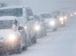 Из-за сильного снегопада ограничено движение на всех трассах вокруг Волгодонска