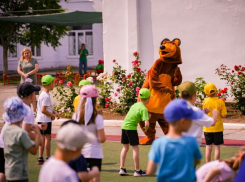 В детском саду «Рябинушка» появились новые игровые площадки и сцена