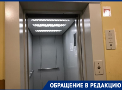 «Уже сил нет терпеть»: мамы с маленькими детьми не выходят на улицу из-за неработающего лифта 