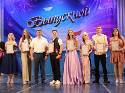 «Дорогие ребята, в добрый путь!»: более 400 выпускников Волгодонска простились со школой