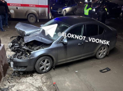 Водитель въехал на скорости в здание на проспекте Строителей