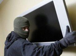 В Морозовске бомж с напарником украли домашний кинотеатр