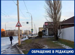 «Либо машина собьет, либо будешь в грязи по колено»: жители Волгодонска просят сделать дорожку к остановке