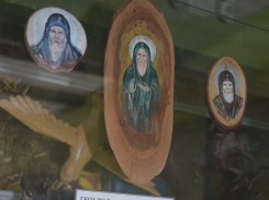 В Волгодонске воспитанники интерната больные церебральным параличом рисуют иконы и занимаются художественной ковкой