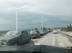 На Цимлянской трассе ремонтируют мост средь бела дня - водители часами простаивают в пробках