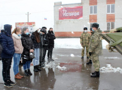Прошли по казармам и примерили военную форму: волгодонские школьники посетили с экскурсией воинскую часть 3504