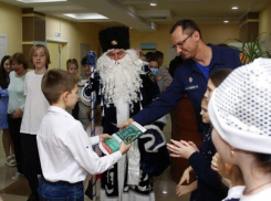 Пожарный Дед Мороз поздравил детей из ДНР и ЛНР в Волгодонске 