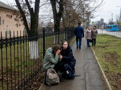 Бил кулаками, пинал и таскал за волосы: неизвестный напал на улице и избил двух школьниц в Волгодонске