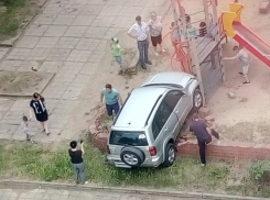 В Волгодонске женщина за рулем «Тойоты» на скорости въехала на детскую площадку