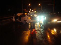 В Волгодонске на путепроводе «Киа-Рио» вылетел на «встречку» и столкнулся с «пятеркой»