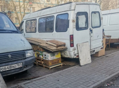 Ночную парковку автомобилей запретили на улице 30 лет Победы