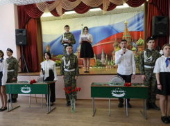 «Парты героев» в память о погибших в зоне СВО открыли в школе №11 Волгодонска 
