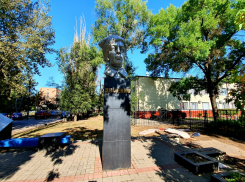 В бомжатник превратился памятник  герою гражданской войны Борису Думенко в Волгодонске 