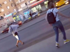 Загадочный волгодонец в кепке и с пакетом напал на девушку на остановке в час-пик и кинулся под «поток» машин 