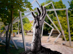 Залили трупы бетоном, а потом зеки долбили его: история кладбища на месте сквера «Дружба»