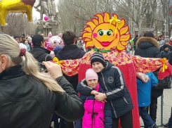 Знакомство с «Красавицей-Веснянкой», блинный развал, спортивные состязания и «паровозик из Ромашково» – в Волгодонске встречают Масленицу
