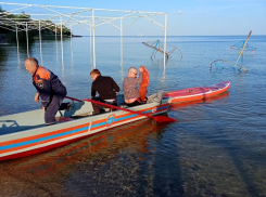 Почти окоченевшего в воде сапбордиста вытащили из водохранилища в Цимлянске